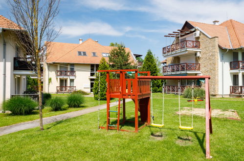 Foto 25 - Appartamento con 2 camere da letto a Balatonőszöd con giardino e vista sulle montagne