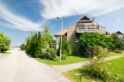 Foto 31 - Appartamento con 2 camere da letto a Balatonőszöd con giardino e vista sulle montagne