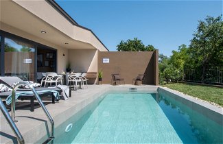 Foto 3 - Appartamento con 2 camere da letto a Brtonigla con piscina privata e vista mare