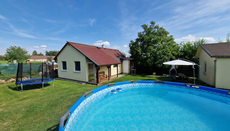 Foto 1 - Casa de 1 habitación en Velky Ratmirov con piscina privada y jardín