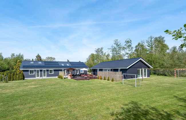 5 bedroom House in Væggerløse with private pool and terrace - Photo 25