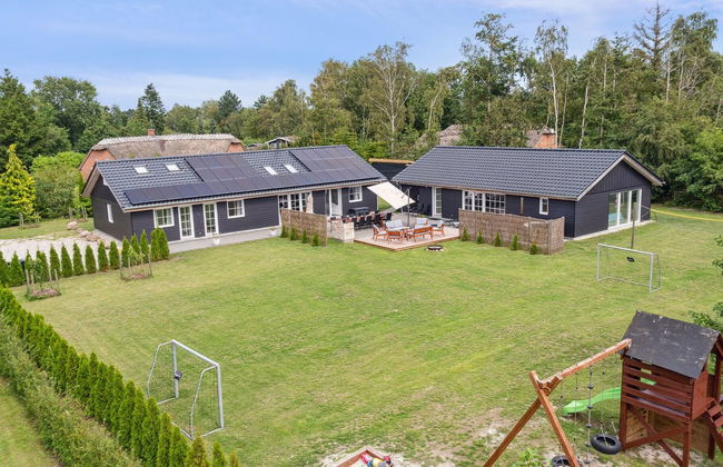 5 bedroom House in Væggerløse with private pool and terrace - Photo 1