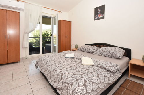 Foto 5 - Apartamento de 1 quarto em Karlobag com piscina e jardim