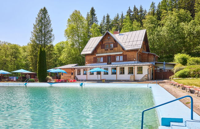 Casa de 7 quartos em Mladé Buky com piscina e jardim - Foto 34