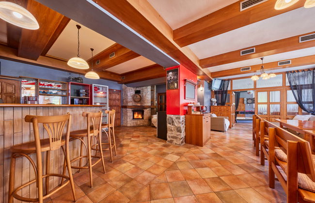 Casa de 7 quartos em Mladé Buky com piscina e jardim - Foto 9