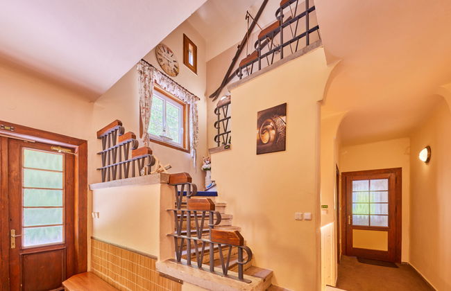 Casa de 7 quartos em Mladé Buky com piscina e jardim - Foto 30