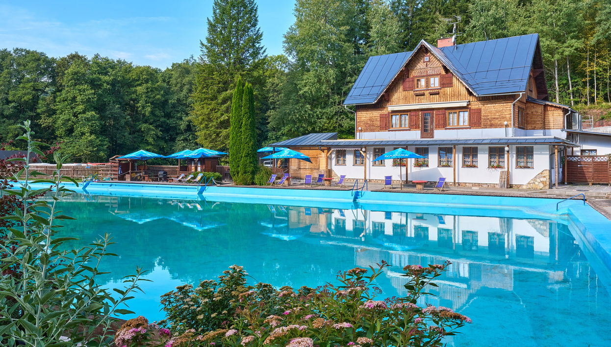 Casa de 7 quartos em Mladé Buky com piscina e jardim - Foto 1