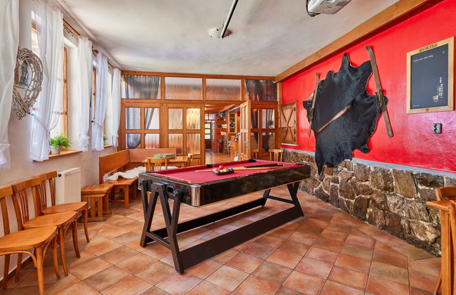 Casa de 7 quartos em Mladé Buky com piscina e jardim - Foto 10