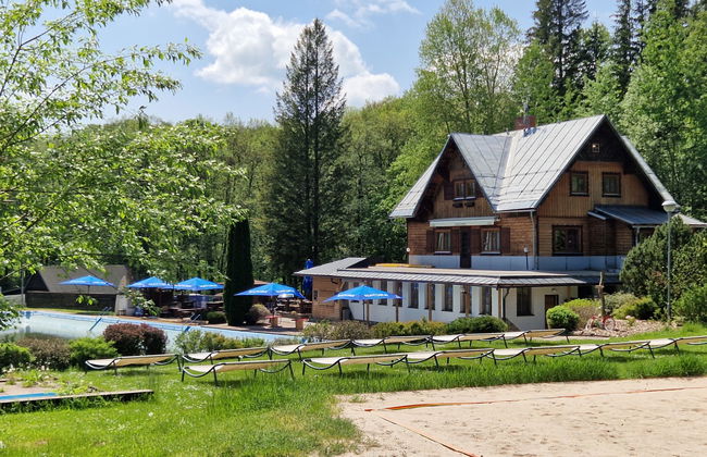 Casa de 7 quartos em Mladé Buky com piscina e jardim - Foto 50