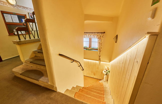 Casa de 7 quartos em Mladé Buky com piscina e jardim - Foto 29