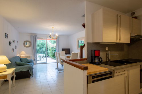 Photo 4 - Maison de 2 chambres à Le Lavandou avec piscine et vues à la mer