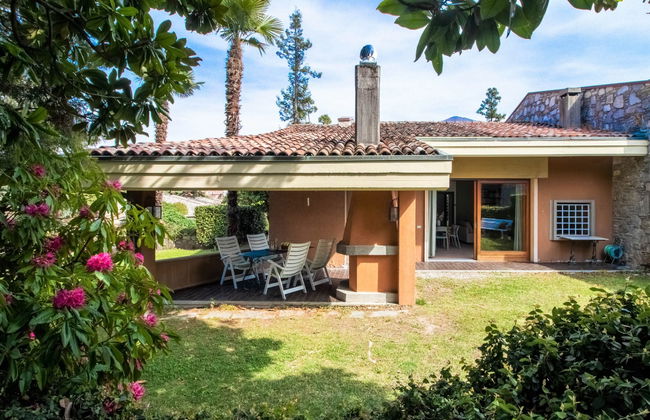 Casa de 3 quartos em Porto Valtravaglia com piscina e jardim - Foto 1