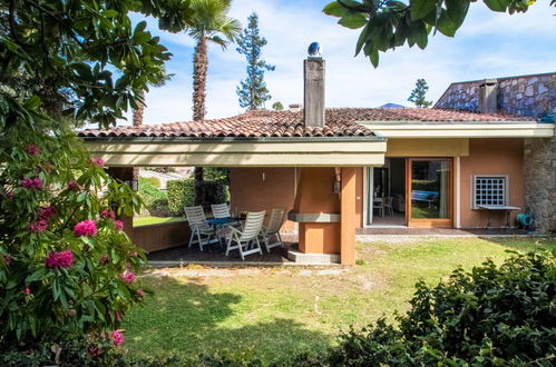 Foto 1 - Casa de 2 quartos em Porto Valtravaglia com piscina e vista para a montanha