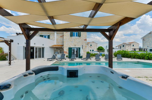 Photo 3 - Maison de 5 chambres à Sibenik avec piscine privée et jardin