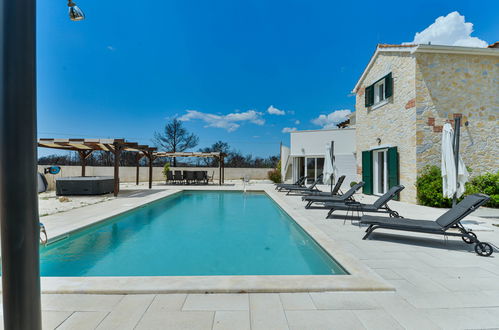 Foto 2 - Haus mit 5 Schlafzimmern in Sibenik mit privater pool und garten