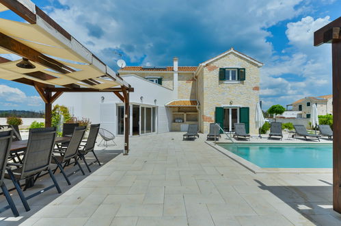 Photo 4 - Maison de 5 chambres à Sibenik avec piscine privée et vues à la mer