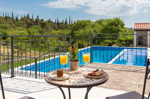 Foto 3 - Casa de 3 habitaciones en Sibenik con piscina privada y terraza