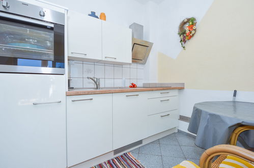 Foto 2 - Apartamento de 1 quarto em Sveti Filip i Jakov com terraço