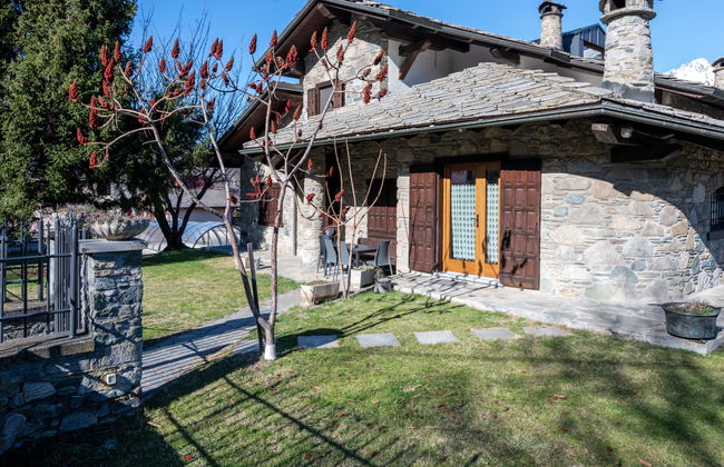 Apartamento de 3 quartos em Fénis com piscina e jardim - Foto 2