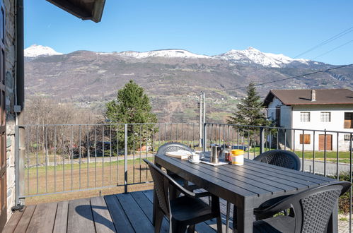 Photo 3 - Appartement de 2 chambres à Fénis avec piscine et vues sur la montagne