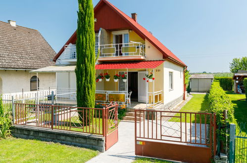 Photo 1 - Maison de 2 chambres à Balatonlelle avec jardin et terrasse