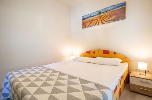 Foto 6 - Apartamento de 1 quarto em Sibenik com jardim e terraço