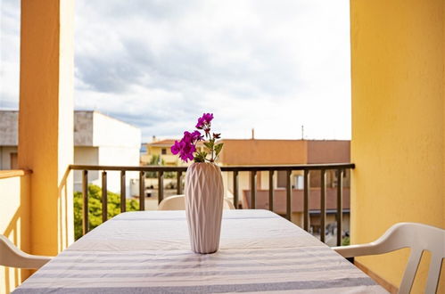 Photo 4 - Appartement de 2 chambres à Trinità d'Agultu e Vignola avec terrasse et vues à la mer