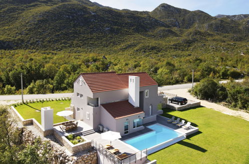 Photo 1 - Maison de 4 chambres à Zagvozd avec piscine privée et terrasse