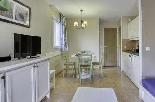 Foto 4 - Apartamento de 1 quarto em Six-Fours-les-Plages com piscina e jardim