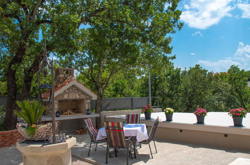 Foto 10 - Casa de 3 quartos em Crikvenica com piscina privada e terraço