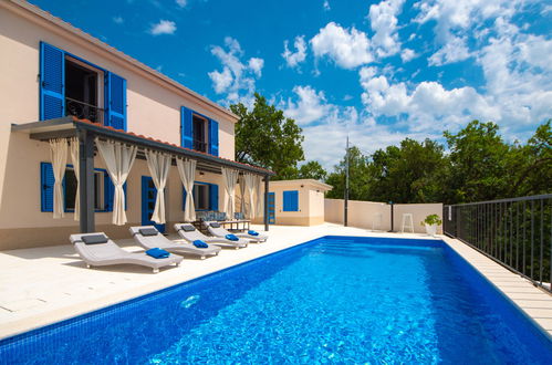 Photo 2 - Maison de 3 chambres à Crikvenica avec piscine privée et terrasse