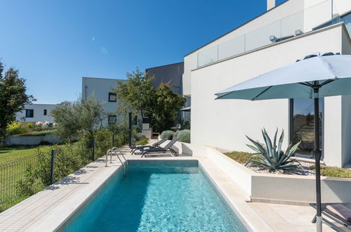 Photo 26 - Maison de 4 chambres à Tar-Vabriga avec piscine privée et jardin