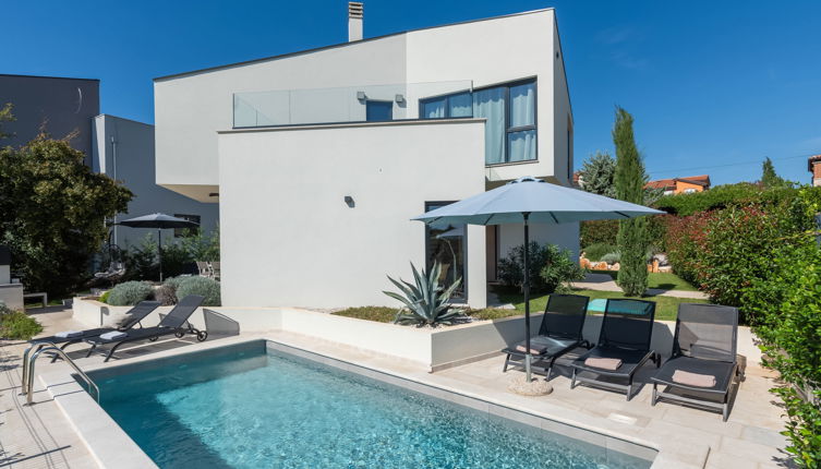 Photo 1 - Maison de 4 chambres à Tar-Vabriga avec piscine privée et terrasse