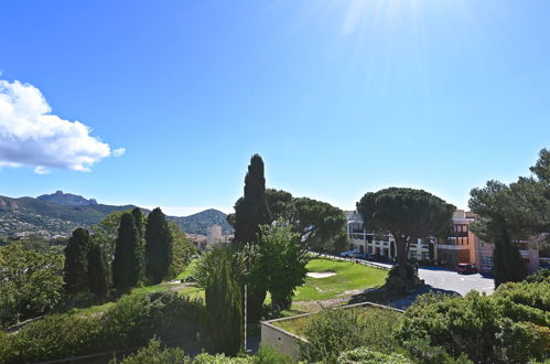 Foto 7 - Appartamento con 1 camera da letto a Saint-Raphaël con piscina e vista mare