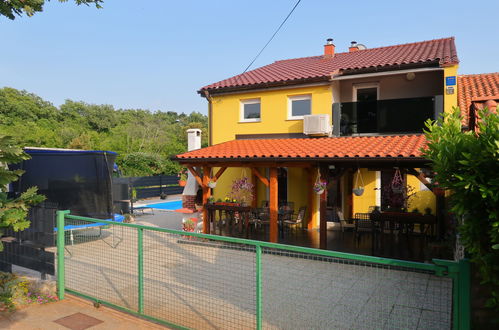 Foto 2 - Casa con 5 camere da letto a Dobrinj con piscina privata e vista mare