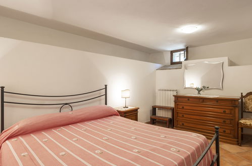 Foto 25 - Appartamento con 4 camere da letto a Poggibonsi con piscina e giardino