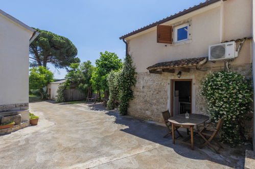 Foto 29 - Casa con 3 camere da letto a Kaštelir-Labinci con piscina privata e giardino