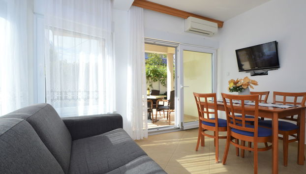 2 bedroom Apartment in Pirovac with garden and terrace - Photo 5