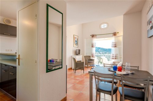 Foto 7 - Apartamento de 1 habitación en Roquebrune-sur-Argens con piscina privada y vistas al mar