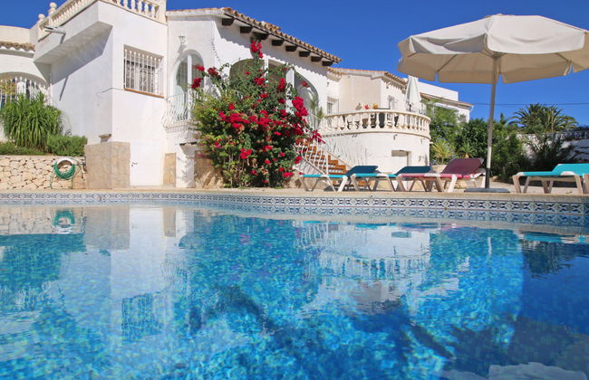 Casa de 4 quartos em Calp com piscina privada e jardim - Foto 1