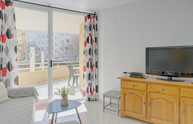 2 bedroom Apartment in Calp with swimming pool and garden - Photo 3