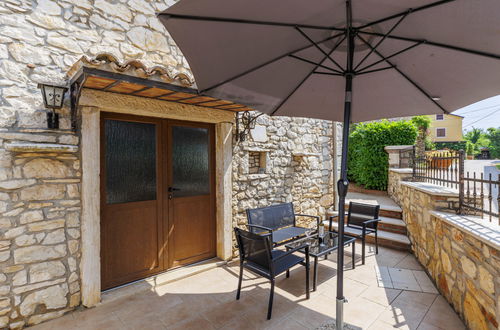 Foto 15 - Casa de 4 quartos em Brtonigla com piscina privada e jardim