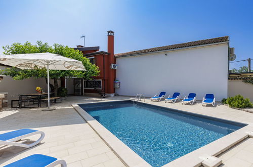 Foto 37 - Casa de 4 quartos em Brtonigla com piscina privada e jardim