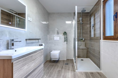 Foto 31 - Casa de 4 quartos em Brtonigla com piscina privada e jardim