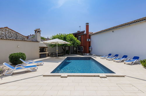 Foto 27 - Casa de 4 quartos em Brtonigla com piscina privada e jardim