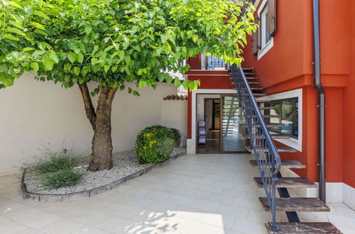 Foto 35 - Casa de 4 quartos em Brtonigla com piscina privada e jardim