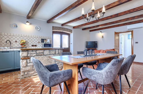 Foto 7 - Casa de 4 quartos em Brtonigla com piscina privada e jardim