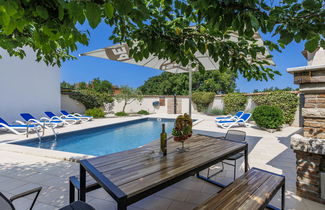 Foto 2 - Casa de 4 quartos em Brtonigla com piscina privada e jardim