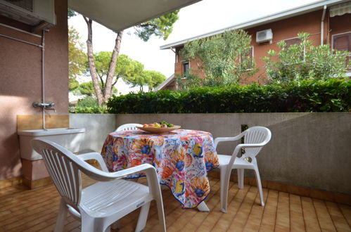 Photo 2 - Appartement de 2 chambres à Lignano Sabbiadoro avec piscine et vues à la mer