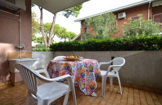 Photo 2 - 2 bedroom Apartment in Lignano Sabbiadoro with swimming pool and sea view